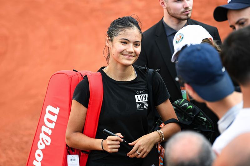 Raducanu signing autographs